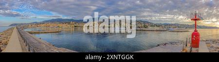 Vista panoramica sul porto della città italiana di San Remo Foto Stock