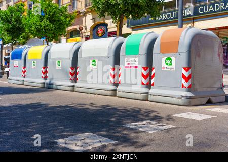 Tarragona, Spagna - 15 luglio 2024: Contenitori di riciclaggio lungo una strada, per promuovere la consapevolezza ambientale. Foto Stock