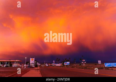 Baker, California - 15 aprile 2024: Suggestivo paesaggio al tramonto lungo l'autostrada dell'America occidentale. Foto Stock