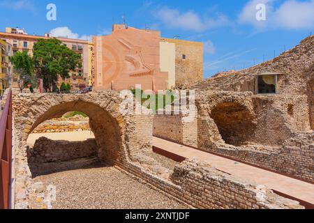 Tarragona, Spagna - 14 luglio 2024: Rovine del circo romano in contrasto con gli edifici moderni di Tarragona. Foto Stock