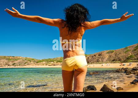 Escursione sul sentiero per la spiaggia di Ferragut, l'ippodromo, Minorca, la riserva della Biosfera, le Isole Baleari, Spagna Foto Stock