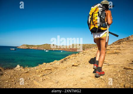 Escursione sul sentiero per la spiaggia di Ferragut, l'ippodromo, Minorca, la riserva della Biosfera, le Isole Baleari, Spagna Foto Stock