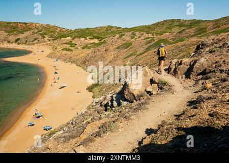 Escursione sul sentiero per la spiaggia di Ferragut, l'ippodromo, Minorca, la riserva della Biosfera, le Isole Baleari, Spagna Foto Stock