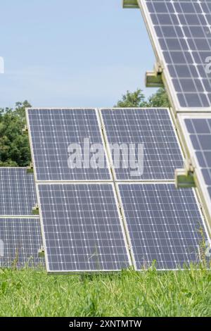 Sezioni di pannelli solari monocristallini fotovoltaici a inclinazione fissa in rack/fotovoltaici. Una fonte di energia "pulita" nel mix di energie rinnovabili. Foto Stock