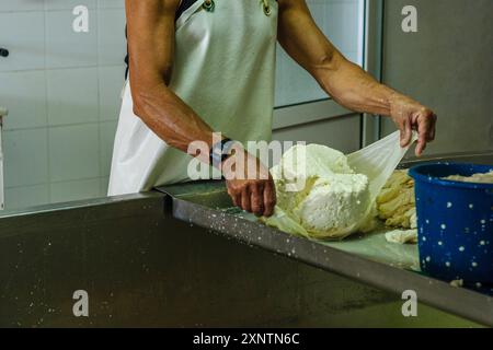 Formaggio fresco sgocciolato, fabbricazione artigianale di formaggio Mahon, Alcaiduset, Alaior, Minorca, Isole Baleari, Spagna Foto Stock