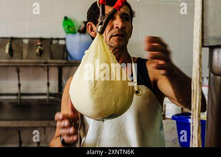 Formaggio fresco sgocciolato, fabbricazione artigianale di formaggio Mahon, Alcaiduset, Alaior, Minorca, Isole Baleari, Spagna Foto Stock