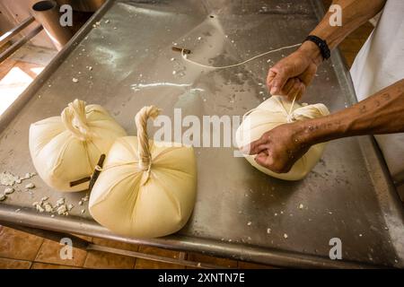 Formaggio fresco sgocciolato, fabbricazione artigianale di formaggio Mahon, Alcaiduset, Alaior, Minorca, Isole Baleari, Spagna Foto Stock