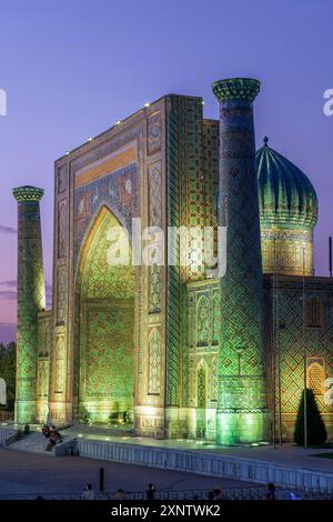 Madrasa Sher-Dor, Registan, Samarcanda, Uzbekistan Foto Stock