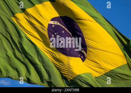 Goiania, Goias, Brasile – 2 agosto 2024: Un super ravvicinato di una bandiera brasiliana che sventola nel vento. Foto Stock