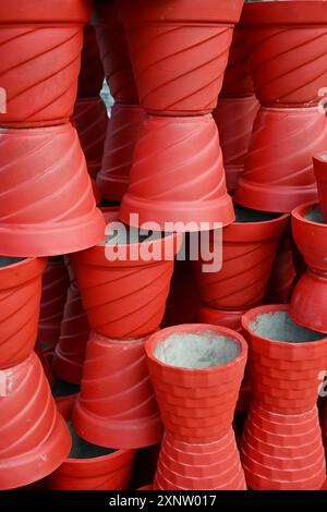 Vaso di cemento per piante in Kerala India per la decorazione domestica di vasi nella porta e all'aperto di piantatrici di calcestruzzo per la casa Foto Stock