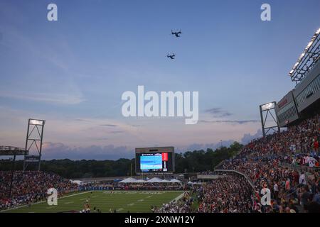 Giovedì 1 agosto 2024; Canton, Ohio USA; un'immagine generale del sorpasso pre-partita dopo l'inno nazionale prima della partita della Hall of Fame Foto Stock