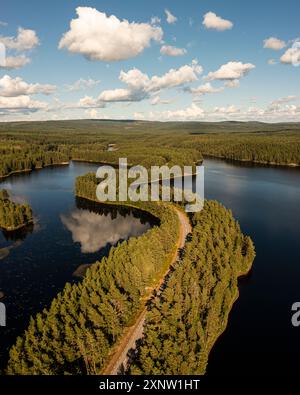 Foto aerea di una tortuosa strada asfaltata attraverso un esker in un lago di Dalarna, Svezia. Foto Stock