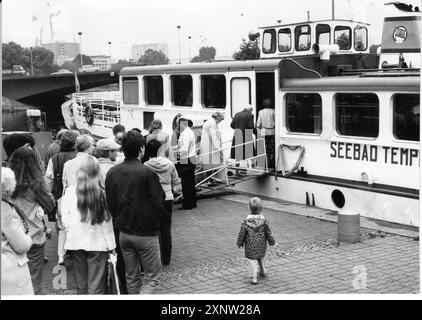 I passeggeri attendono al punto di atterraggio del porto di Potsdam. Nave. Spedizione. Traffico marittimo. Flotta bianca. turismo. GDR. storico. Foto:MAZ /Annelies Jentsch, 03.07.1984 [traduzione automatica] Foto Stock