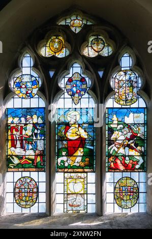 Vetrate colorate nella chiesa di St Botolph nei terreni del castello di Lullingstone, Eynsford, Kent, Inghilterra Foto Stock