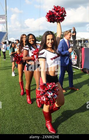 Giovedì 1 agosto 2024; Canton, Ohio USA; le cheerleader degli Houston Texans intrattenevano la folla prima della gara della Hall of Fame contro i Chicago Foto Stock