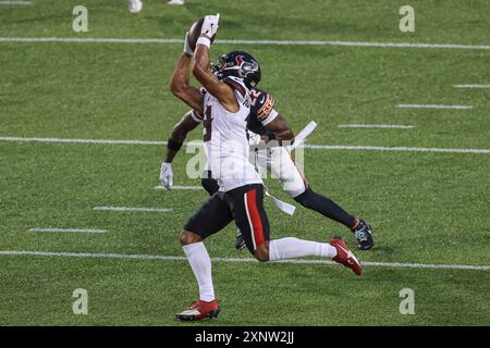 Giovedì 1 agosto 2024; Canton, Ohio USA; il wide receiver degli Houston Texans Xavier Hutchinson (19) riceve un passaggio mentre viene inseguito dalla safety dei Chicago Bears Foto Stock