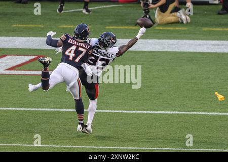 Giovedì 1 agosto 2024; Canton, Ohio USA; il linebacker dei Chicago Bears Micah Baskerville (47) commette interferenze sui passaggi del running back degli Houston Texans Foto Stock