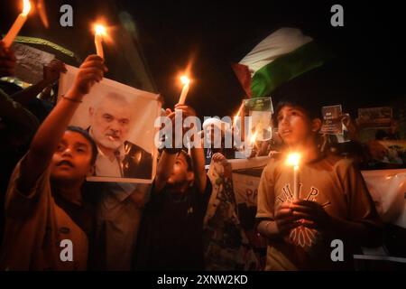 I musulmani sciiti del Kashmir tengono candele e cartelli mentre gridano slogan pro-Palestina e anti-Israele durante una manifestazione a lume di candela. Un raduno a lume di candela si è tenuto alla periferia di Srinagar in seguito all'assassinio di Ismail Haniya, uno dei principali leader politici di Hamas, ucciso a Teheran, la capitale dell'Iran. Sia l'Iran che Hamas hanno incolpato Israele per l'assassinio. I manifestanti hanno espresso solidarietà alle comunità colpite, condannando la violenza e chiedendo giustizia e la fine degli attacchi settari. (Foto di Mubashir Hassan/Pacific Press) Foto Stock