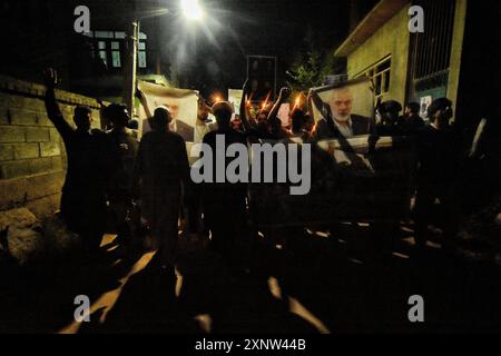 Srinagar, Jammu e Kashmir, India. 1 agosto 2024. I musulmani sciiti del Kashmir tengono candele e cartelli mentre gridano slogan pro-Palestina e anti-Israele durante una manifestazione a lume di candela. Un raduno a lume di candela si è tenuto alla periferia di Srinagar in seguito all'assassinio di Ismail Haniya, uno dei principali leader politici di Hamas, ucciso a Teheran, la capitale dell'Iran. Sia l'Iran che Hamas hanno incolpato Israele per l'assassinio. I manifestanti hanno espresso solidarietà alle comunità colpite, condannando la violenza e chiedendo giustizia e la fine degli attacchi settari. ( Foto Stock