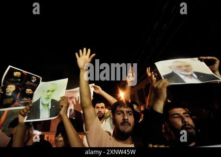 Srinagar, Jammu e Kashmir, India. 1 agosto 2024. I musulmani sciiti del Kashmir tengono candele e cartelli mentre gridano slogan pro-Palestina e anti-Israele durante una manifestazione a lume di candela. Un raduno a lume di candela si è tenuto alla periferia di Srinagar in seguito all'assassinio di Ismail Haniya, uno dei principali leader politici di Hamas, ucciso a Teheran, la capitale dell'Iran. Sia l'Iran che Hamas hanno incolpato Israele per l'assassinio. I manifestanti hanno espresso solidarietà alle comunità colpite, condannando la violenza e chiedendo giustizia e la fine degli attacchi settari. ( Foto Stock