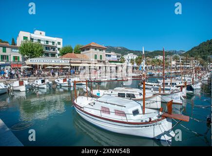 Ristorante con vista sulle barche nel porto, Port Soller, Maiorca, Baleari, Spagna Foto Stock