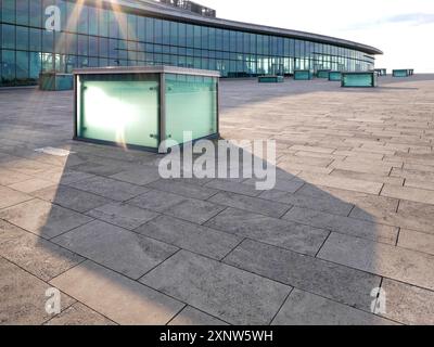 Una grande piazza pavimentata con lastre di granito di fronte al Centro Congressi di Dresda, caratterizzata da pozzi luminosi verdi, ideale per eventi pubblici. Foto Stock