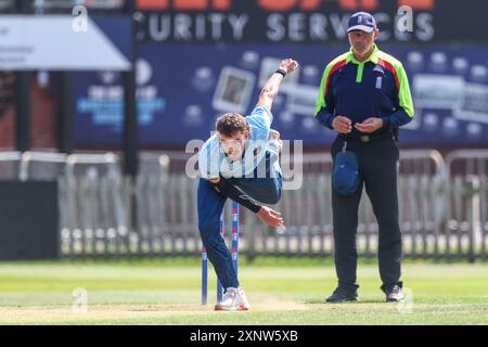 Derby, Regno Unito. 2 agosto 2024. Sam Conners del Derbyshire in azione bowling durante la partita della Metrobank One Day Cup tra Derbyshire CCC e Worcestershire CCC al County Ground, Derby, Inghilterra, il 2 agosto 2024. Foto di Stuart Leggett. Solo per uso editoriale, licenza richiesta per uso commerciale. Non utilizzare in scommesse, giochi o pubblicazioni di singoli club/campionato/giocatori. Crediti: UK Sports Pics Ltd/Alamy Live News Foto Stock