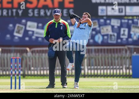 Derby, Regno Unito. 2 agosto 2024. Sam Conners del Derbyshire in azione bowling durante la partita della Metrobank One Day Cup tra Derbyshire CCC e Worcestershire CCC al County Ground, Derby, Inghilterra, il 2 agosto 2024. Foto di Stuart Leggett. Solo per uso editoriale, licenza richiesta per uso commerciale. Non utilizzare in scommesse, giochi o pubblicazioni di singoli club/campionato/giocatori. Crediti: UK Sports Pics Ltd/Alamy Live News Foto Stock