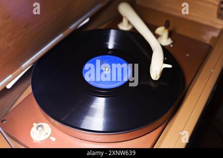 Rotazione di un vinile 78 in radio-grammofono vintage anni '1960 Foto Stock