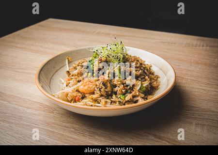 Riso fritto asiatico con gamberi e funghi. Foto Stock