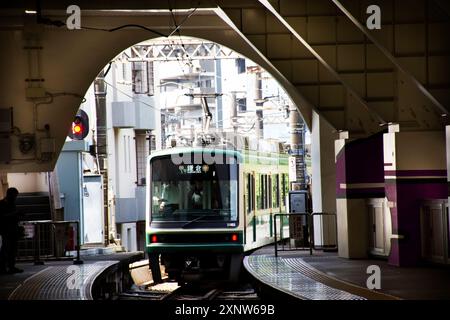 Linea Enoshima Dentetsu o treno Enoden Romancecar alla stazione di Fujisawa per viaggiatori giapponesi che viaggiano a Enoshima Kamakur Foto Stock