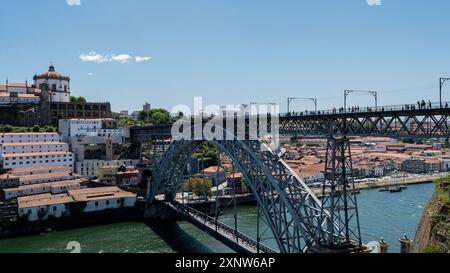 Vista panoramica del ponte Luis i sul fiume Douro nella città di Porto, Portogallo. Foto Stock