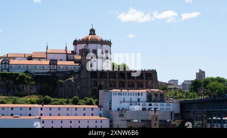 Vista del monastero di Pilar sul fiume Douro nella città di Porto, Portogallo. Foto Stock