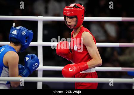 Il controverso pugile cinese di Taipei Lin Yu-ting ( in rosso ) ha vinto la sua lotta contro la pugile uzbeka Sitora Turdibekova durante il turno preliminare di 8 incontri di pugilato di 57 kg durante i Giochi Olimpici di Parigi 2024 alla North Paris Arena, a Villepinte il 2 agosto 2024. Il Comitato Olimpico Internazionale ha confermato che due pugili squalificati dalle navi campione del mondo lo scorso anno per non aver superato i test di idoneità di genere potranno combattere a Parigi. Foto di Julien Poupart/ABACAPRESS. COM credito: Abaca Press/Alamy Live News Foto Stock