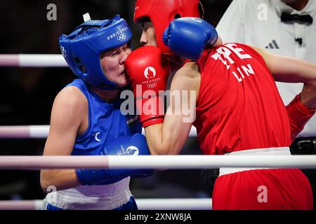 Il controverso pugile cinese di Taipei Lin Yu-ting ( in rosso ) ha vinto la sua lotta contro la pugile uzbeka Sitora Turdibekova durante il turno preliminare di 8 incontri di pugilato di 57 kg durante i Giochi Olimpici di Parigi 2024 alla North Paris Arena, a Villepinte il 2 agosto 2024. Il Comitato Olimpico Internazionale ha confermato che due pugili squalificati dalle navi campione del mondo lo scorso anno per non aver superato i test di idoneità di genere potranno combattere a Parigi. Foto di Julien Poupart/ABACAPRESS. COM credito: Abaca Press/Alamy Live News Foto Stock