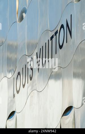 Logo alla moda Louis Vuitton con lettere bianche sulla parte anteriore dell'edificio del negozio Louis Vuitton sulla Ginza a Tokyo. Foto Stock
