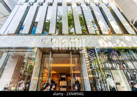 L'ingresso e la finestra mostrano il negozio Gucci sulla Ginza con il nome sopra la porta e la distintiva facciata in marmo bianco del negozio. Foto Stock