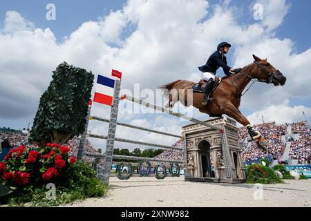 Henrik von Eckermann svedese a bordo di King Edward durante la finale della squadra di salto al Castello di Versailles, il settimo giorno dei Giochi Olimpici di Parigi del 2024 in Francia. Data foto: Venerdì 2 agosto 2024. Foto Stock