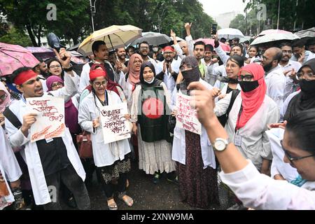 I medici stagisti del Bangladesh organizzano una manifestazione di protesta chiedendo giustizia per le vittime arrestate e uccise nella recente violenza a livello nazionale a Dacca, Bangladesh, il 2 agosto 2024. Le manifestazioni in Bangladesh dopo le preghiere del 2 agosto chiedevano giustizia per le vittime dei disordini nazionali e della repressione della polizia, dopo che il rilascio dei leader di protesta non era riuscito a placare la rabbia pubblica. Crediti: Mamunur Rashid/Alamy Live News Foto Stock