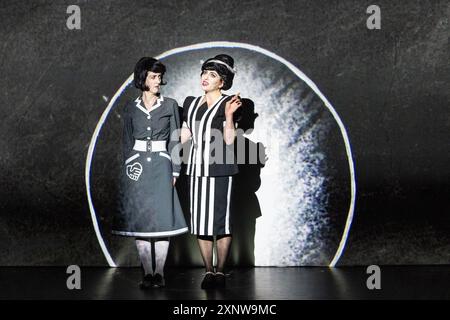 Edimburgo, Regno Unito. 2 agosto 2024 nella foto: La premiata compagnia 1927 torna al Festival Internazionale con la sua nuova produzione, Please Right Back. Crediti: Rich Dyson/Alamy Live News Foto Stock