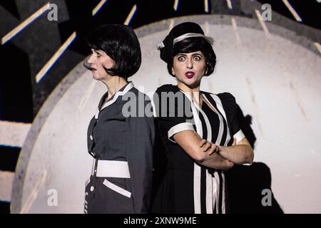 Edimburgo, Regno Unito. 2 agosto 2024 nella foto: La premiata compagnia 1927 torna al Festival Internazionale con la sua nuova produzione, Please Right Back. Crediti: Rich Dyson/Alamy Live News Foto Stock