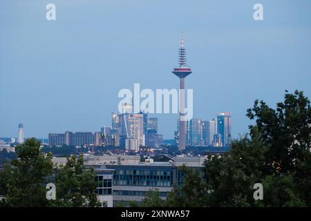 PRODUZIONE - 31 luglio 2024, Assia, Francoforte/M.: Veduta della torre della televisione di Francoforte, conosciuta come Europaturm o Ginnheimer Spargel, di fronte allo skyline della città. Il produttore di ascensori Schindler lo utilizza per testare vari componenti dei suoi ascensori. Foto: Lando Hass/dpa Credit: dpa Picture Alliance/Alamy Live News Foto Stock