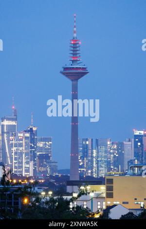 PRODUZIONE - 31 luglio 2024, Assia, Francoforte/M.: Veduta della torre della televisione di Francoforte, conosciuta come Europaturm o Ginnheimer Spargel, di fronte allo skyline della città. Il produttore di ascensori Schindler lo utilizza per testare vari componenti dei suoi ascensori. Foto: Lando Hass/dpa Credit: dpa Picture Alliance/Alamy Live News Foto Stock