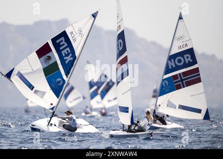 MARSIGLIA - il marinaio Marit Bouwmeester in azione durante le gare della flotta ILCA 6 ai Giochi Olimpici. Credito di DONAZIONE DELLA CARTEGGIATRICE ANP: Notizie dal vivo ANP/Alamy Foto Stock