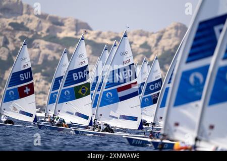 MARSIGLIA - il marinaio Marit Bouwmeester in azione durante le gare della flotta ILCA 6 ai Giochi Olimpici. Credito di DONAZIONE DELLA CARTEGGIATRICE ANP: Notizie dal vivo ANP/Alamy Foto Stock