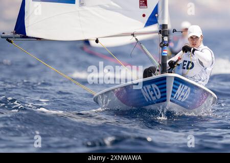 MARSIGLIA - il marinaio Marit Bouwmeester in azione durante le gare della flotta ILCA 6 ai Giochi Olimpici. Credito di DONAZIONE DELLA CARTEGGIATRICE ANP: Notizie dal vivo ANP/Alamy Foto Stock