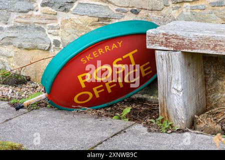 Firma per terra fuori dall'ex ufficio postale del villaggio di Skerray, Sutherland, Scozia, Regno Unito. Foto Stock