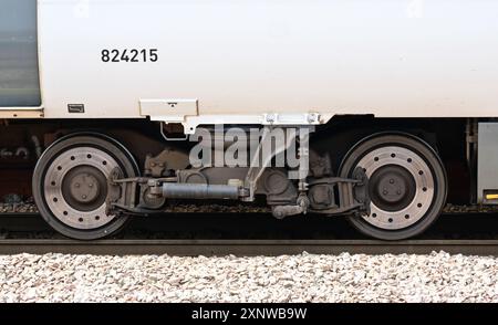 Set ruote carrello con telaio interno sulla carrozza ferroviaria Azuma 824215 Foto Stock