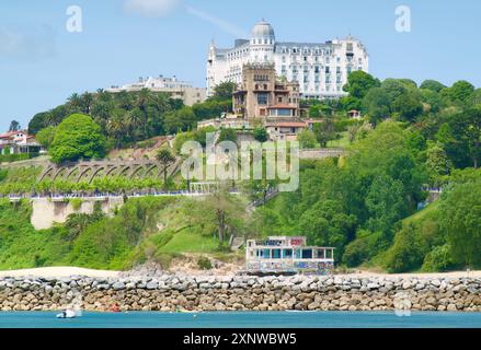 L'Hotel Real in cima alla collina e l'ex residenza della famiglia Botin Palace che si affaccia sulla baia di Santander in Spagna Foto Stock