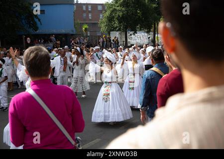 Gli artisti sono visti mentre partecipano alla Parata per adulti del Carnevale di Notting Hill nella zona ovest di Londra. Foto Stock